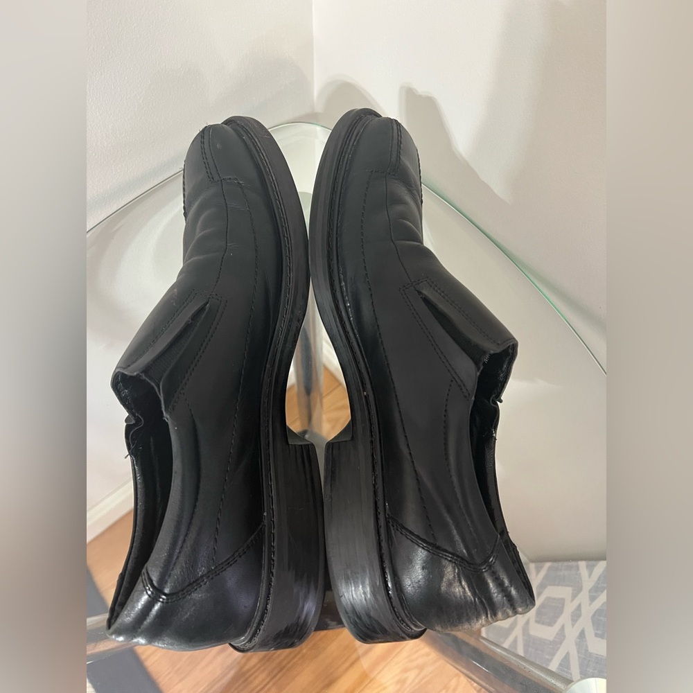 Classic Black Leather Men's Loafers
Pre owned